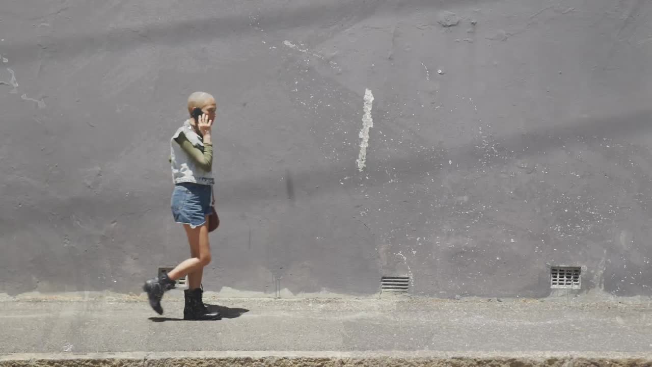 회색으로 변하는 배경 위에 스마트폰을 가진 백인 여성의 애니메이션