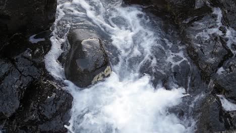 Zeitlupe-Des-Wassers,-Das-Einige-Felsen-Auf-Dem-Ozean-Trifft