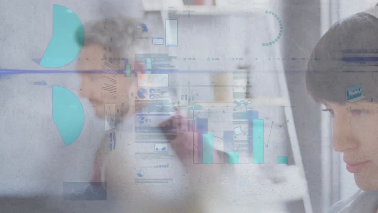 animación del procesamiento de datos sobre los empresarios caucásicos en la oficina