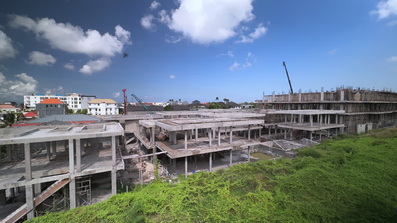 un trabajo de construcción de un hotel en canggu bali para el turismo