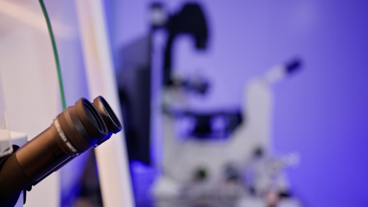 científico mirando a través del microscopio en el laboratorio