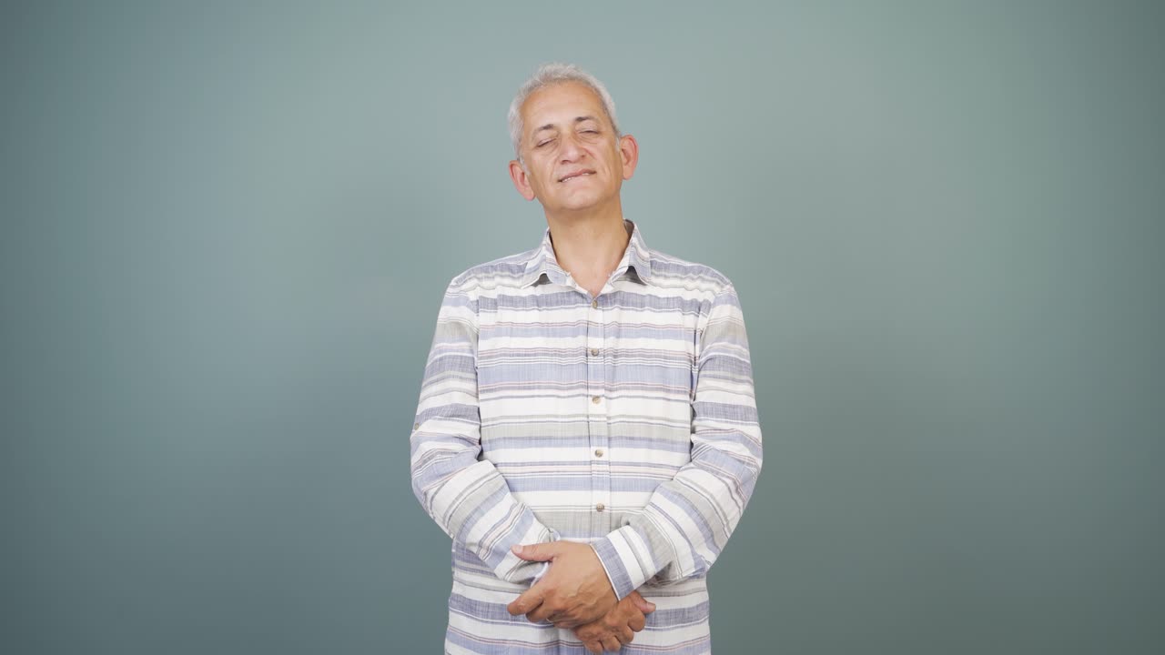 그 남자는 꿈을 꾸고 있다.