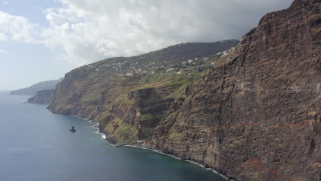 Faja-Dos-Padres-En-La-Isla-De-Madeira,-Portugal---Toma-Aérea-De-Drones