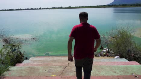 hombre en el lago vadatalav