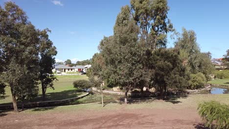 Vista-Del-Parque-Riverlinks,-Clarkson-Perth-Con-Cauce-Lleno-De-Agua