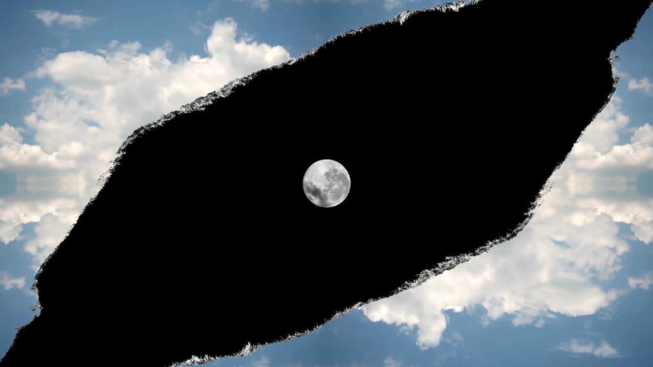 4k 타임 라프 영상 구은 종이 위에 있는 것처럼 어진 가장자리를 가진 구름이 움직이는 하늘에 있고, 빛나는 달로 가득 찬 공간의 어에서 이 구에 있는 카메라로 움직입니다.