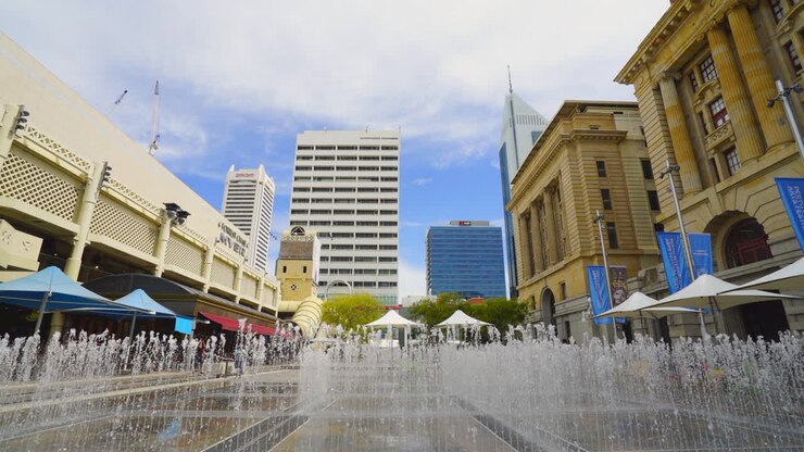Perth, centro città: Timelapse di persone, traffico e folle durante il giorno, di Taylor Brant Film