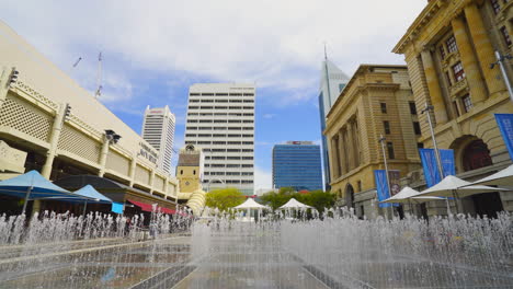 ciudad de perth centro personas tráfico multitudes durante el día timelapse por taylor brant film