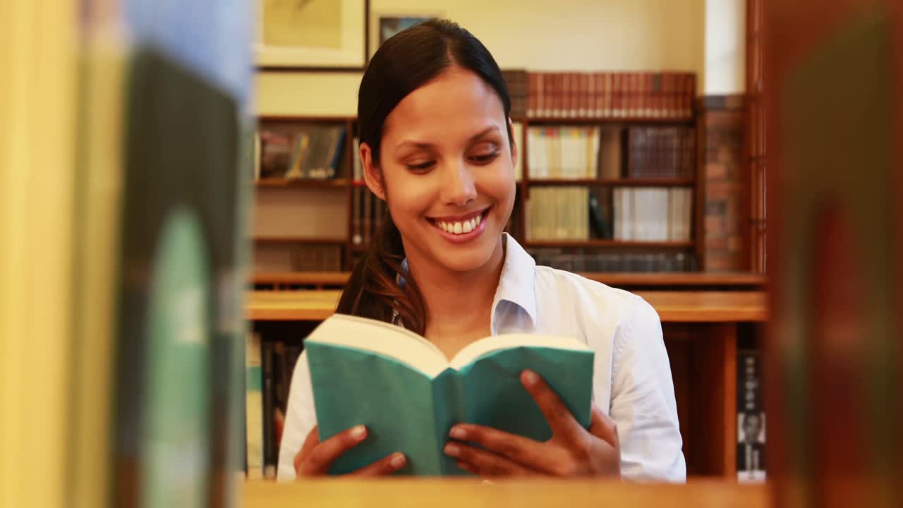maestra tomando un libro de la estantería