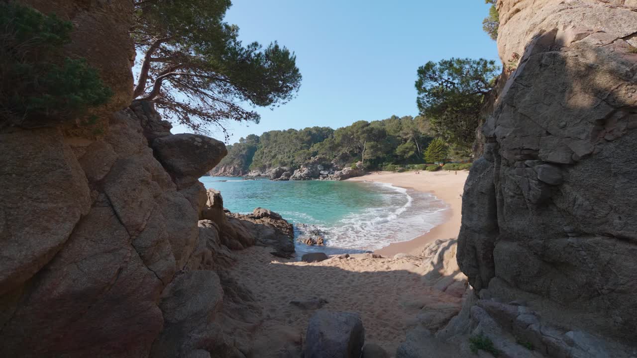 Bellissima spiaggia esotica nascosta sulla costa della Costa Brava, Spagna