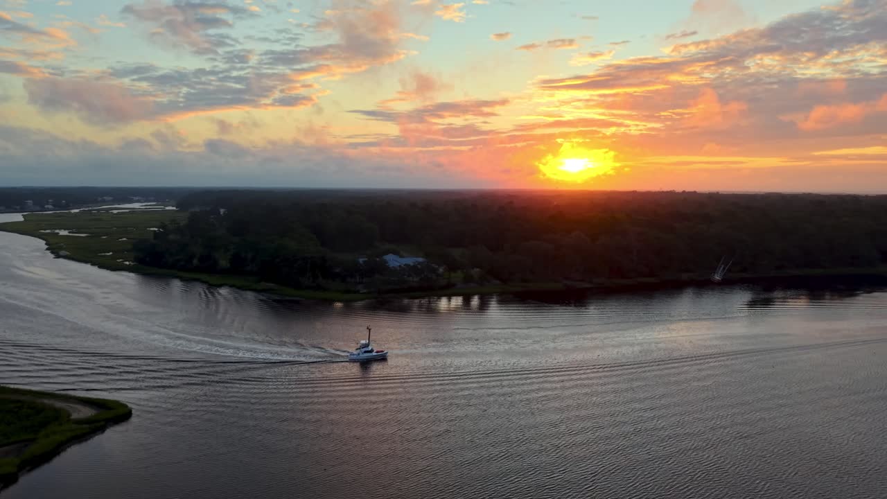 Barca da pesca naviga al tramonto a Calabash, Carolina del Nord