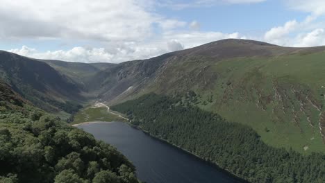 Alta-Vista-Panorámica-Del-Lago-Superior-De-Glendalough-En-El-Valle-De-Las-Montañas-De-Wicklow,-Paisaje-Natural