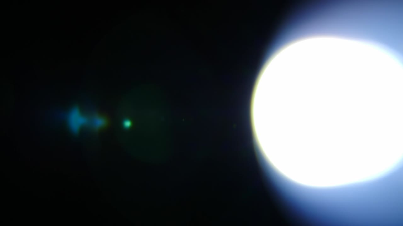 luces abstractas o relámpagos de lentes brillantes reales sobre un fondo negro