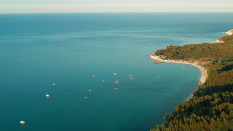 Vista-Aérea-De-Drones-De-La-Costa-Adriática-En-Marche,-Italia