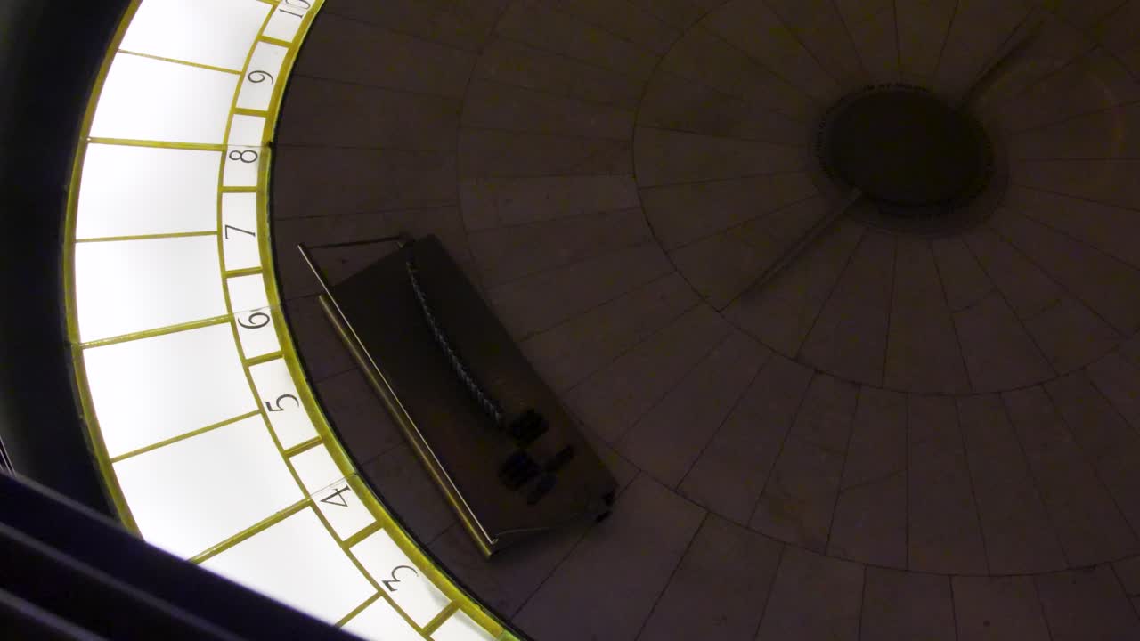 로스앤젤레스의 그리피스 천문대 (griffith observatory) 에 있는 푸콜트 진동기 (foucault pendulum)