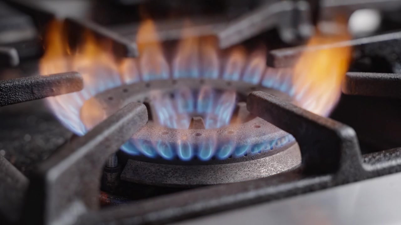 Una transformación dinámica: Desde el encendido de una estufa de gas fría hasta una vibrante llama azul lista para encender la creatividad culinaria