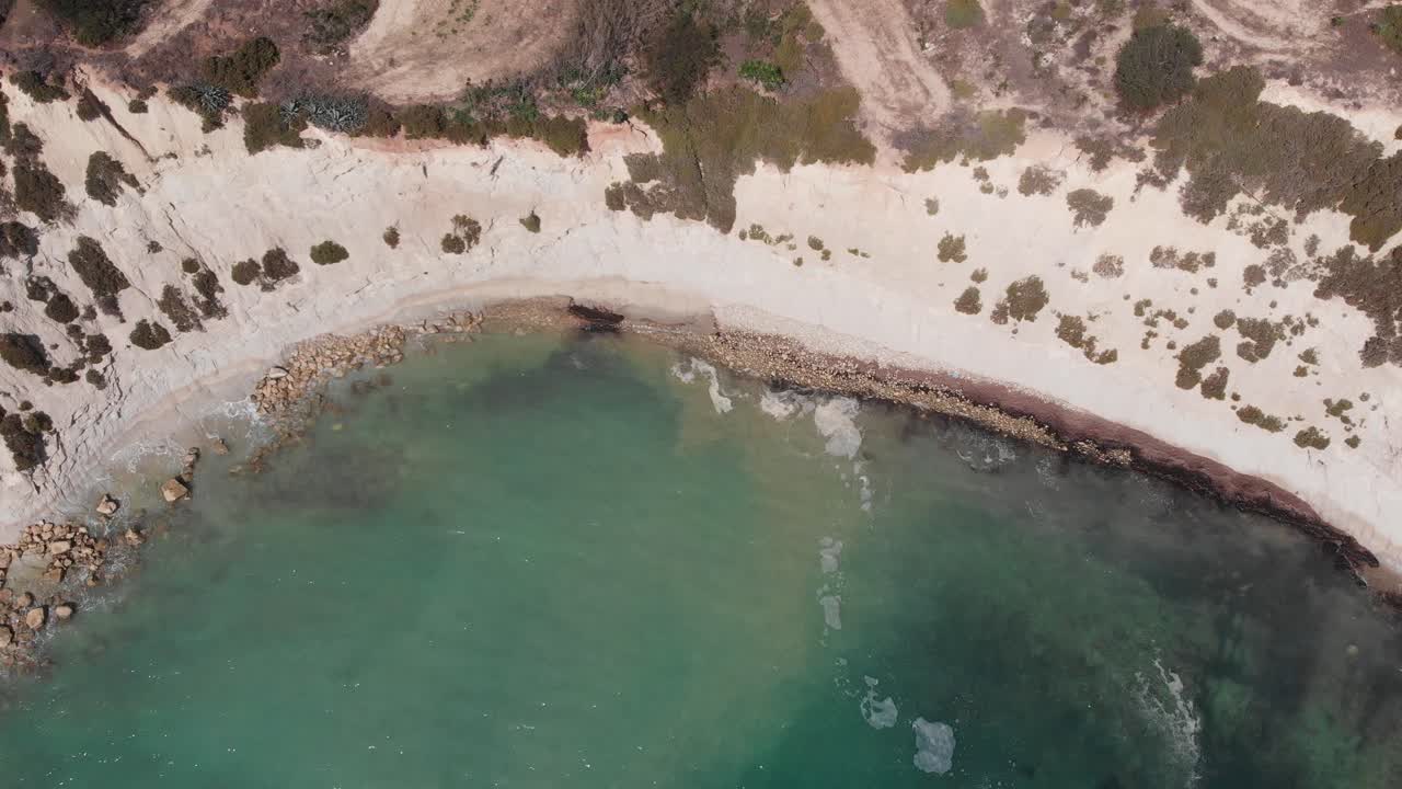 видео с воздушного дрона с восточной мальты, район марсакслокк, залив иль-хофра-ль-кбира