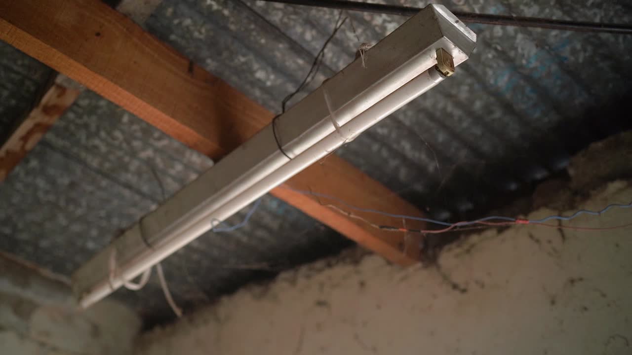 luz fluorescente con malas conexiones de cableado eléctrico dentro de la casa