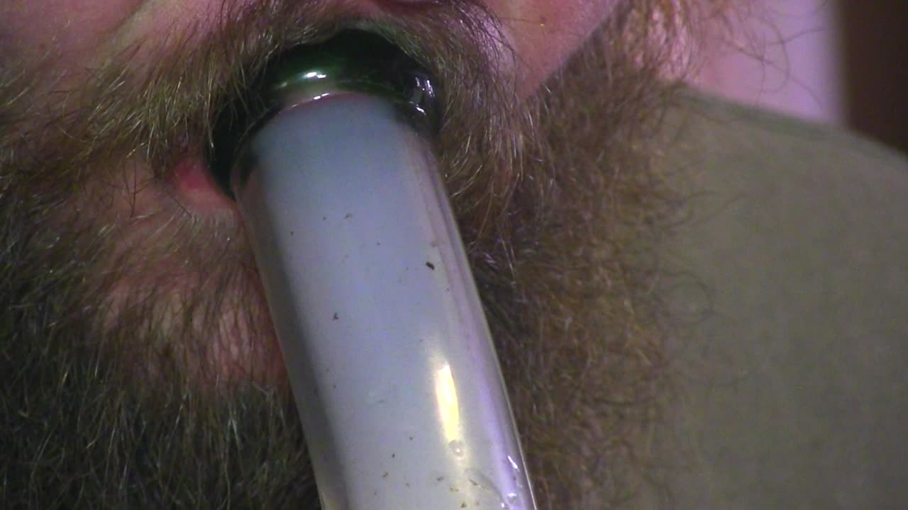 cannabis medicinal de un bong de vidrio