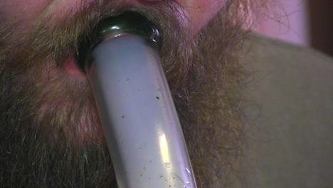 cannabis medicinal de un bong de vidrio