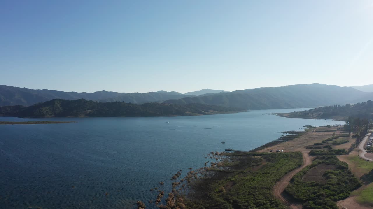 캘리포니아 에 있는 카시타스 호수 의 넓은 공중 파닝  ⁇