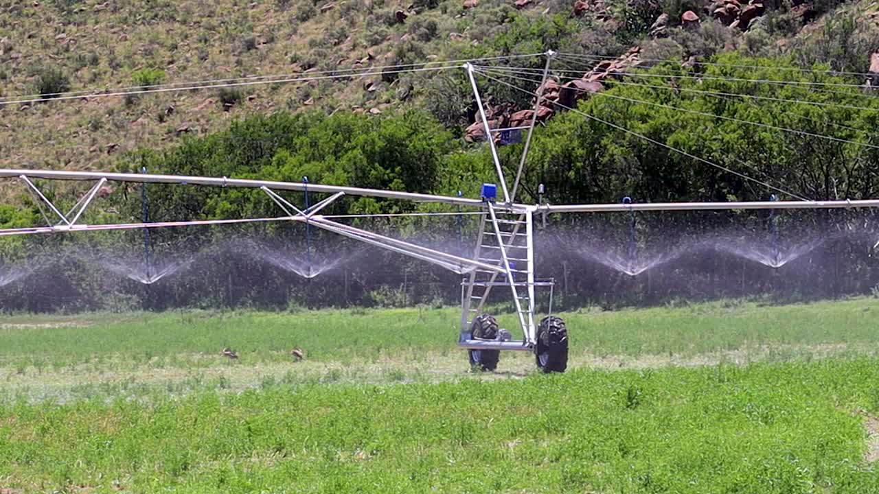 농업 관개 기술 피벗 포인트가 샷 4k 30fps를 밀어 넣습니다.