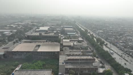 Vista-Aérea-Del-Polígono-Industrial-Quaid-e-azam-Ubicado-En-Lahore,-Pakistán,-Con-Contaminación-Del-Aire-Nebuloso.