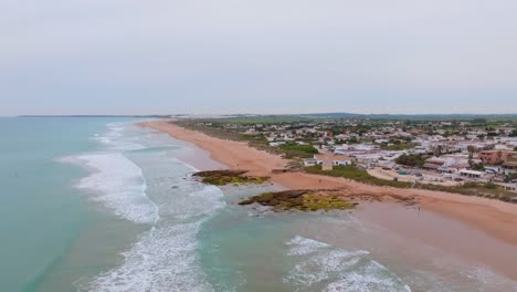 órbita-Aérea-Alrededor-De-La-Playa-El-Palmar-Con-Increíbles-Olas,-Día-Nublado