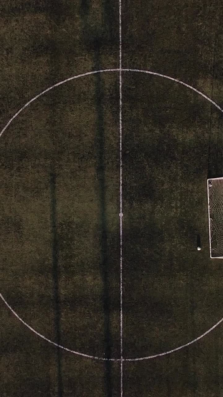 Vista aérea de un campo de fútbol con porterías y jugadores