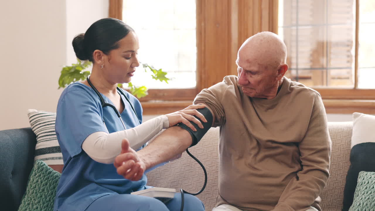 Donna, medico e misuratore di pressione