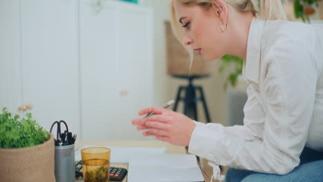 una chica preocupada con problemas financieros.