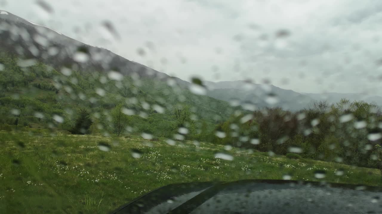 스프링 레인 (spring rain) 은 suv의 유리창을 통해