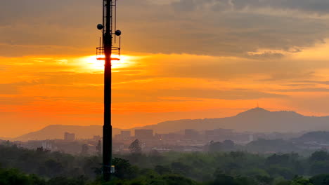 Sonnenaufgang-Sonnenuntergang-Nelsprit-Mombela-Südafrika-Johannesburg-Roadtrip-Im-Auto-Vorbei-An-Stadtgebäuden-Berglandschaft-Golden-Tief-Orange-Rot-Sommerwolken-Filmischer-Zeitlupenschwenk