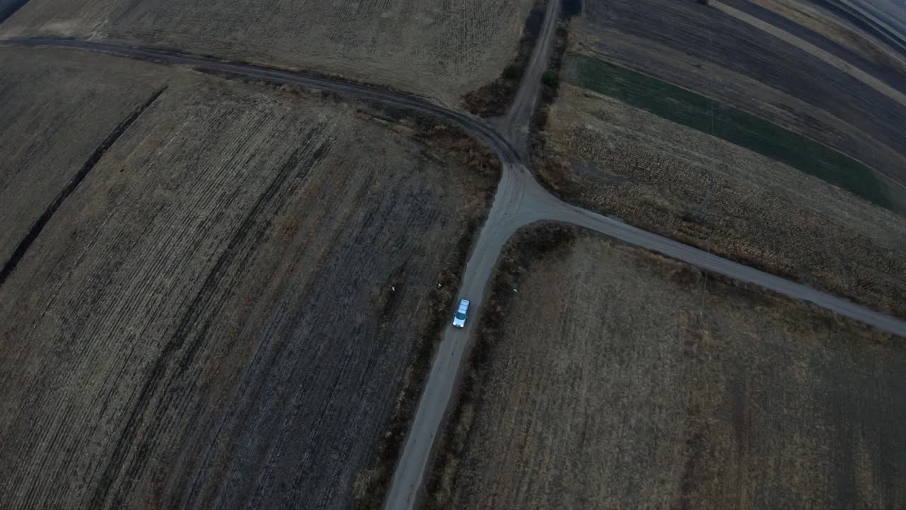 Video con drone: che segue l'auto su una strada solitaria