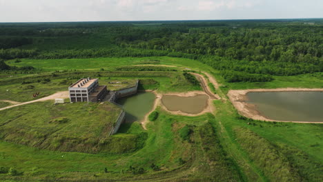 el parque de la estación de bombeo de grand prairie está rodeado de vegetación verde en de valls bluff, arkansas, estados unidos