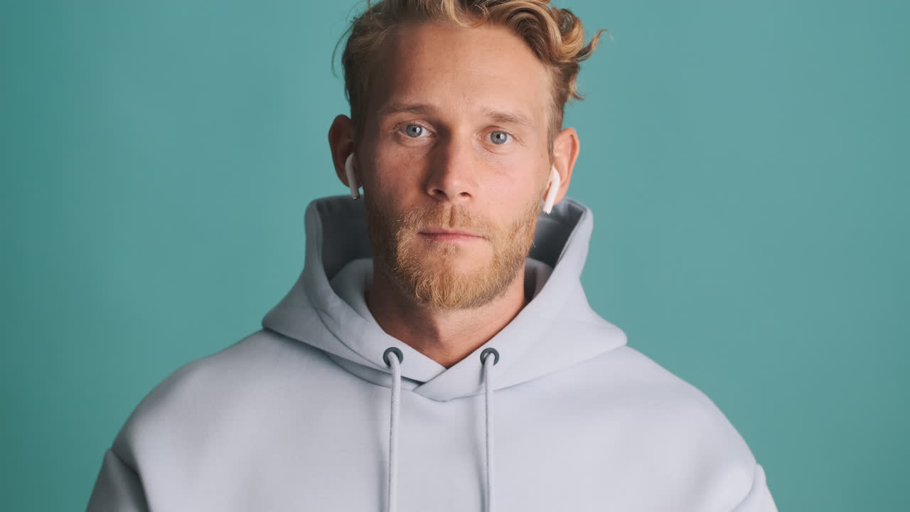 hombre caucásico usando auriculares y sonriendo