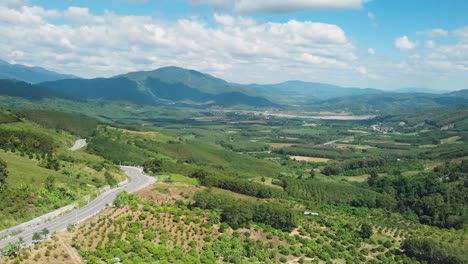 Windige-Straße-In-Der-Bergregion-In-Nordthailand-An-Einem-Schönen-Tag-Entlang-Des-Mekong