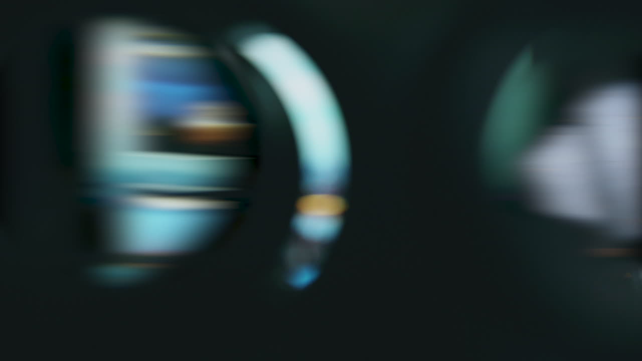 mujer joven experimentando la realidad virtual