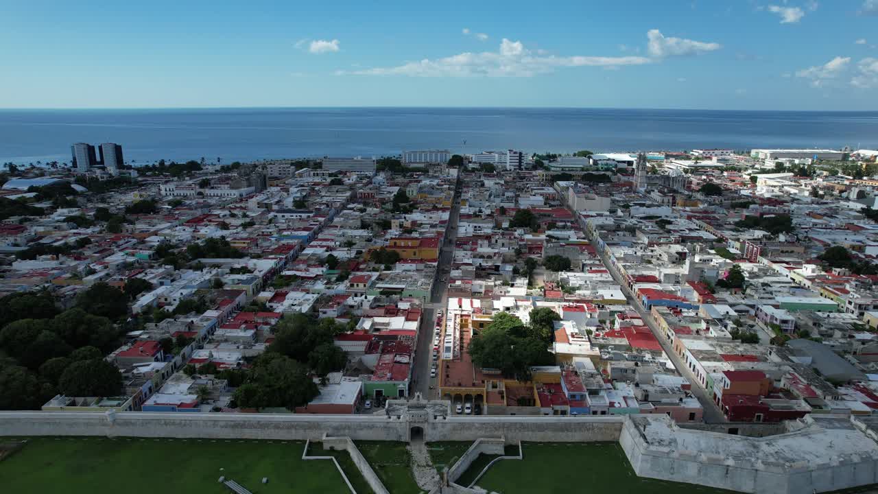 tomada de avión no tripulado de la avenida principal de campeche y su pared pirata