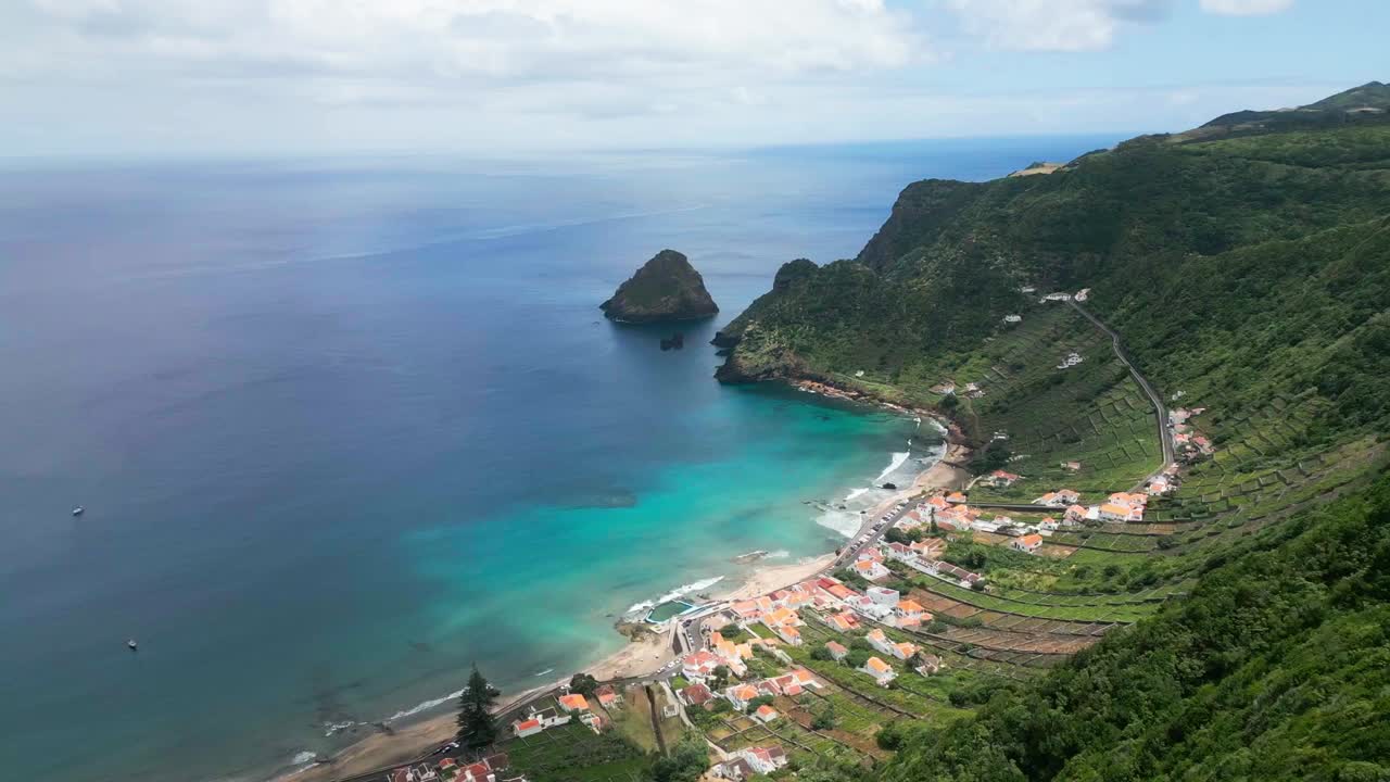 la playa de são lourenço, en la isla de santa maría, ofrece impresionantes vistas de la costa con aguas azules.