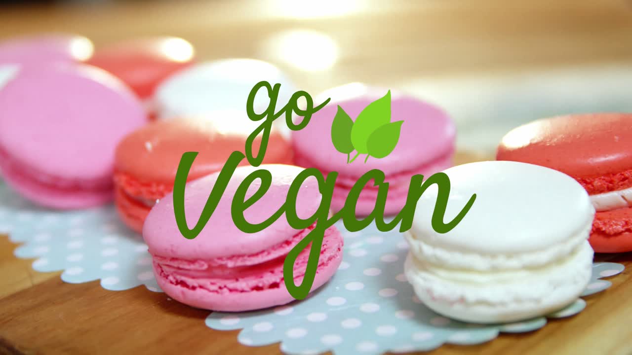 Animazione di testo 'Diventa vegano' su torte fresche