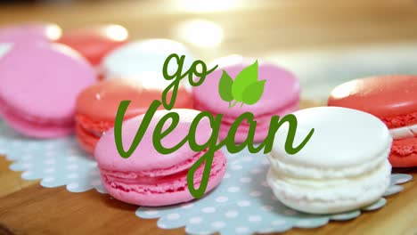 Animation-Von-„Go-Vegan“-Text-über-Frischen-Kuchen