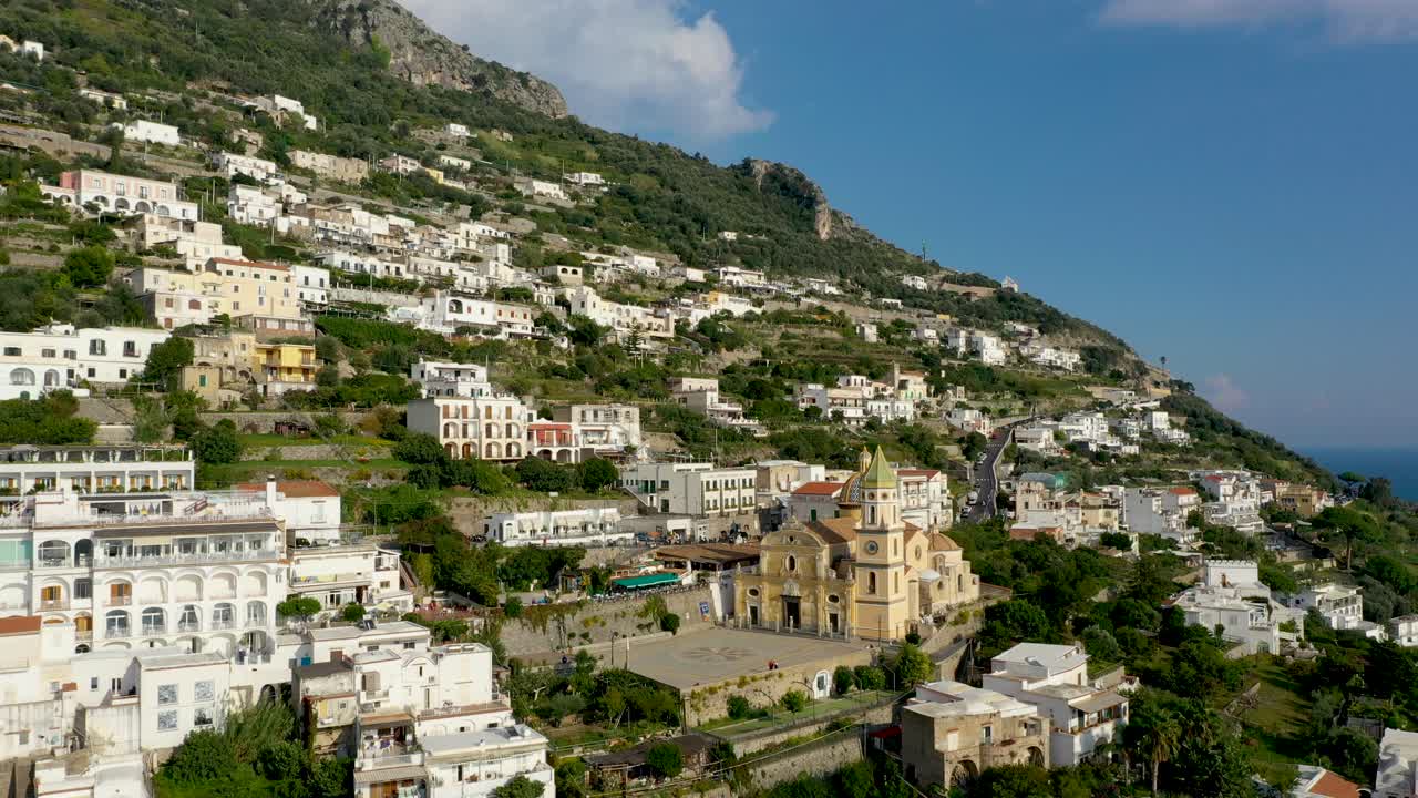 프라이아노 한가운데 있는 파로키아 디 산 젠나로