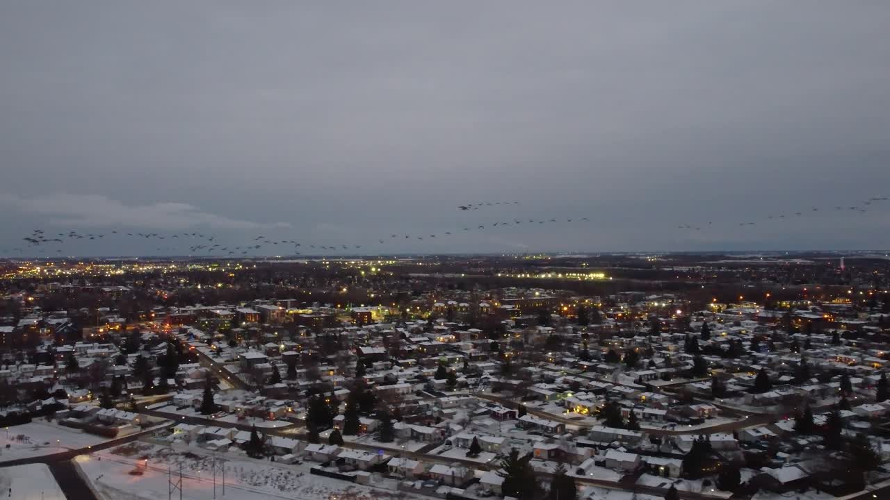 밤 에  의 눈 인 도시 캔디아크 위 를 날아다니는 새  의 공중 사진