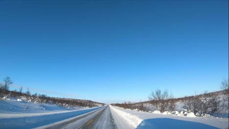 Pov-De-Un-Conductor-Que-Conduce-En-El-Camino-Nevado-De-Laponia-Finlandia-En-Invierno