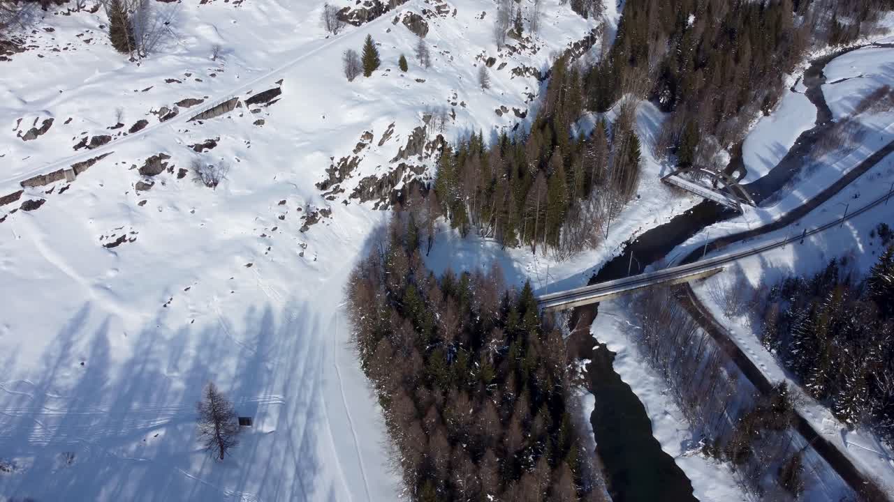 Filmato aereo realizzato con drone di piste da sci con persone che sciano sulle Alpi svizzere. Azione di sport invernali, montagne innevate e paesaggi alpini nella regione di Goms, Vallese, Svizzera