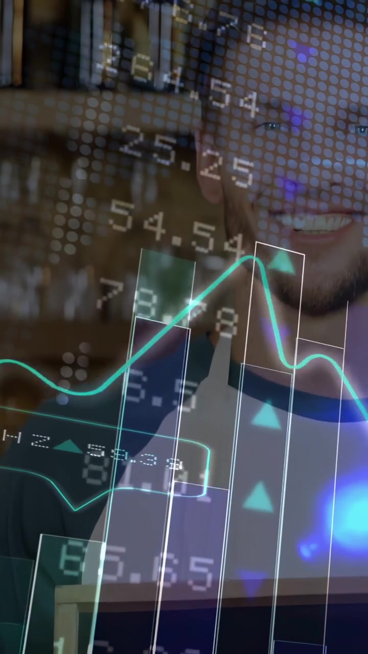 Video vertical: Superposición de datos financieros aparece sobre un hombre inclinado que sostiene una tableta presentando datos.