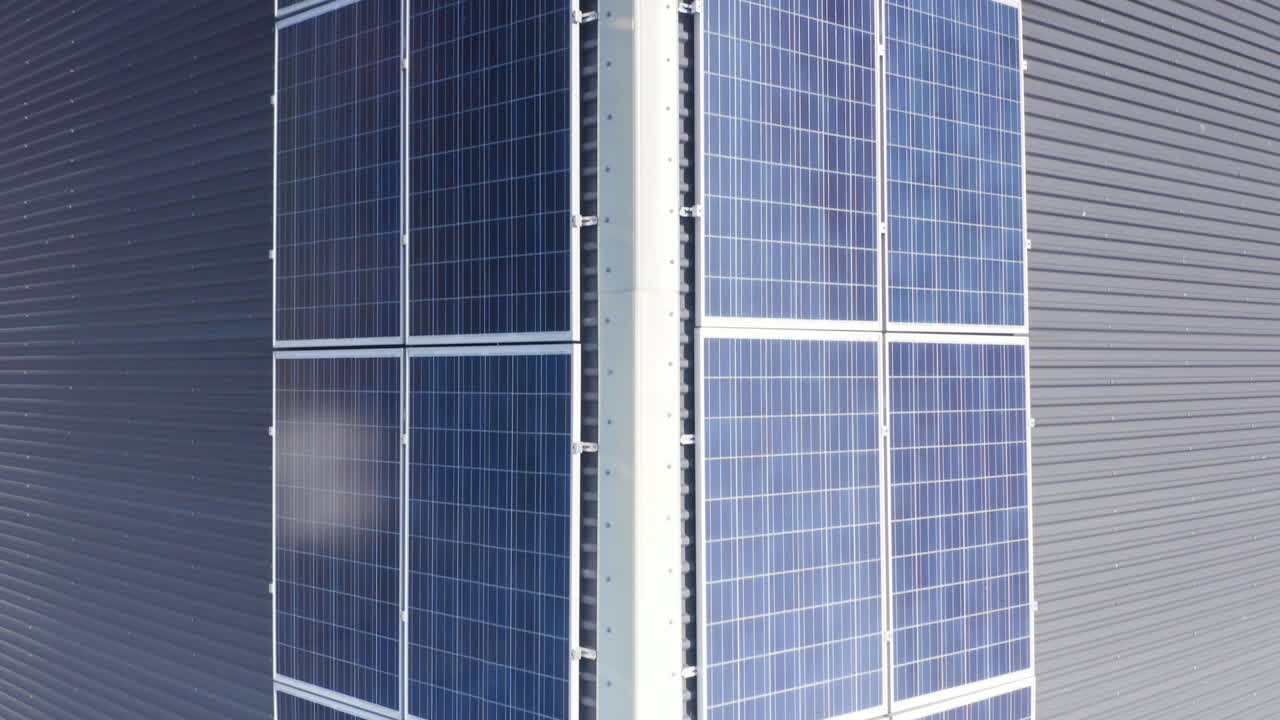 paneles solares montados en el techo de un edificio