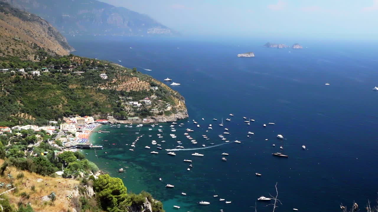 hermosa costa de amalfi con barcos amarrados en la playa