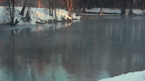 Winterfluss.-Nebel-über-Dem-Fluss-Im-Winterpark.-Winterlandschaft.-Nebliger-Fluss